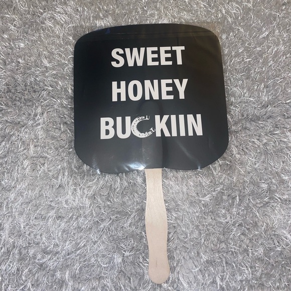 Cowboy Carter Sweet Honey Buckiin Fan/Sign - Picture 1 of 3